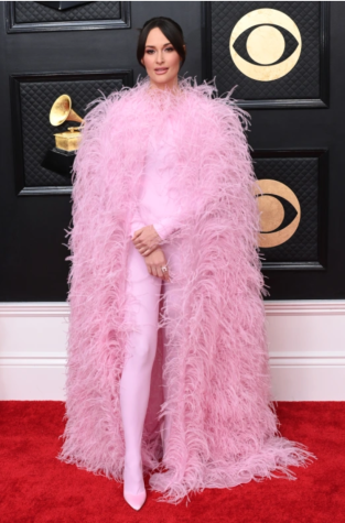 Kacey Musgraves rocks pink feathers on Grammys 2023 red carpet