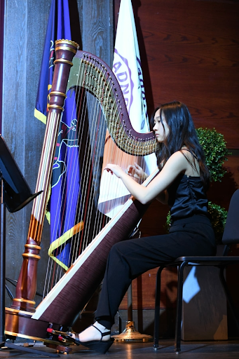 Grace Xu playing her harp